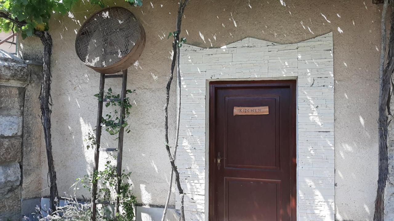 Residence Muzica Bed And Breakfast Komen Exterior foto